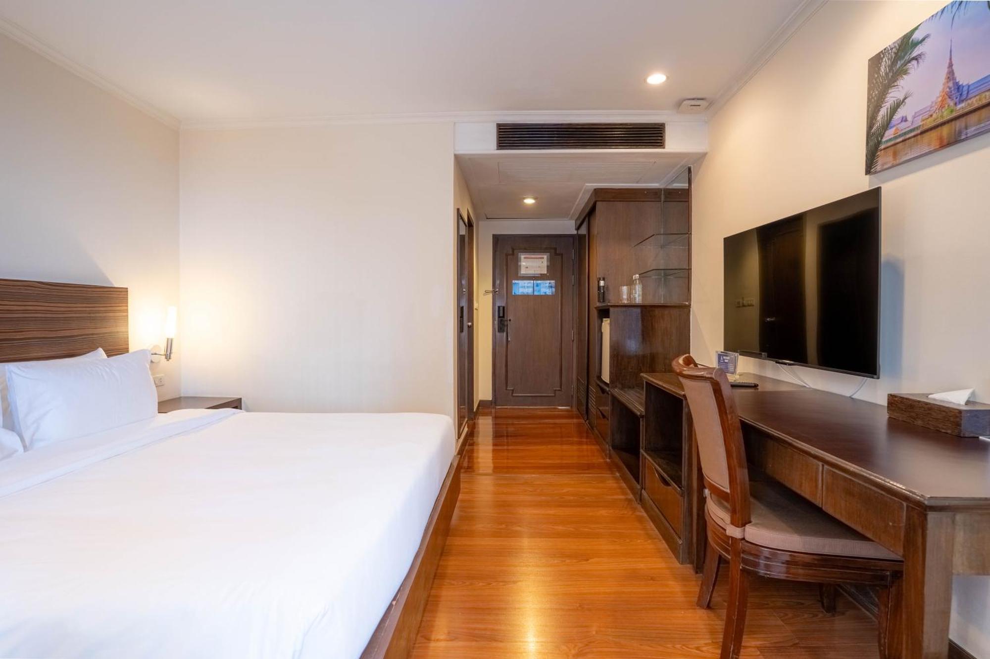 Journeyhub Sukhumvit 26, Bangkok - Formerly St James Hotel Exterior foto