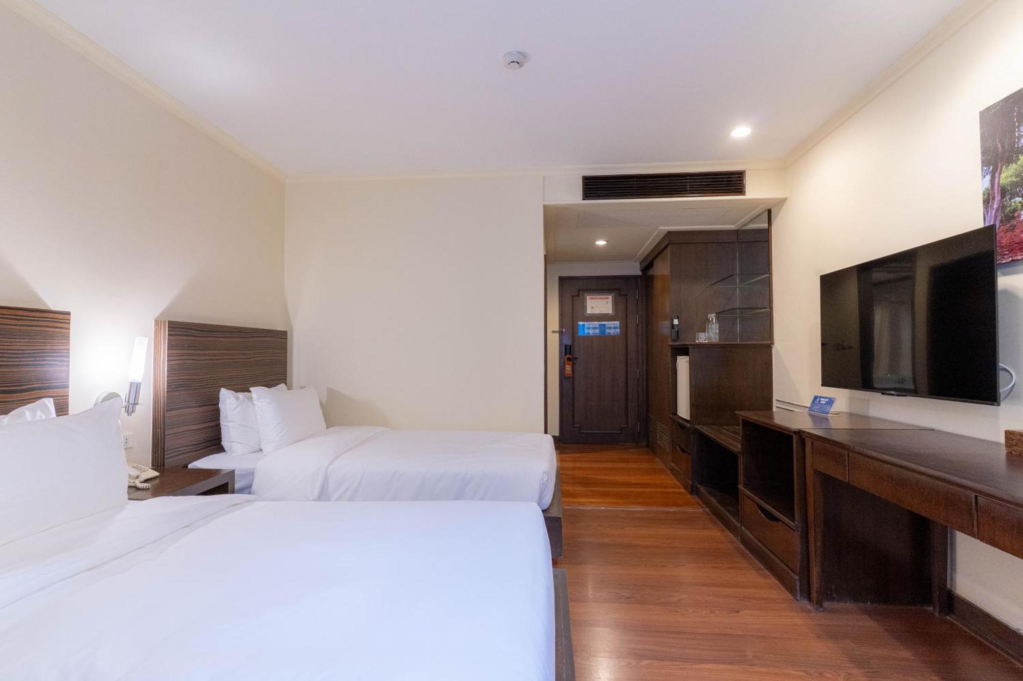Journeyhub Sukhumvit 26, Bangkok - Formerly St James Hotel Exterior foto