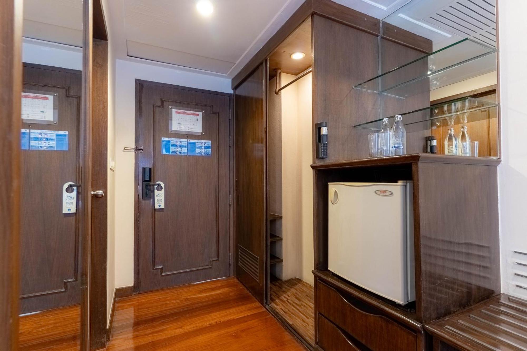 Journeyhub Sukhumvit 26, Bangkok - Formerly St James Hotel Exterior foto