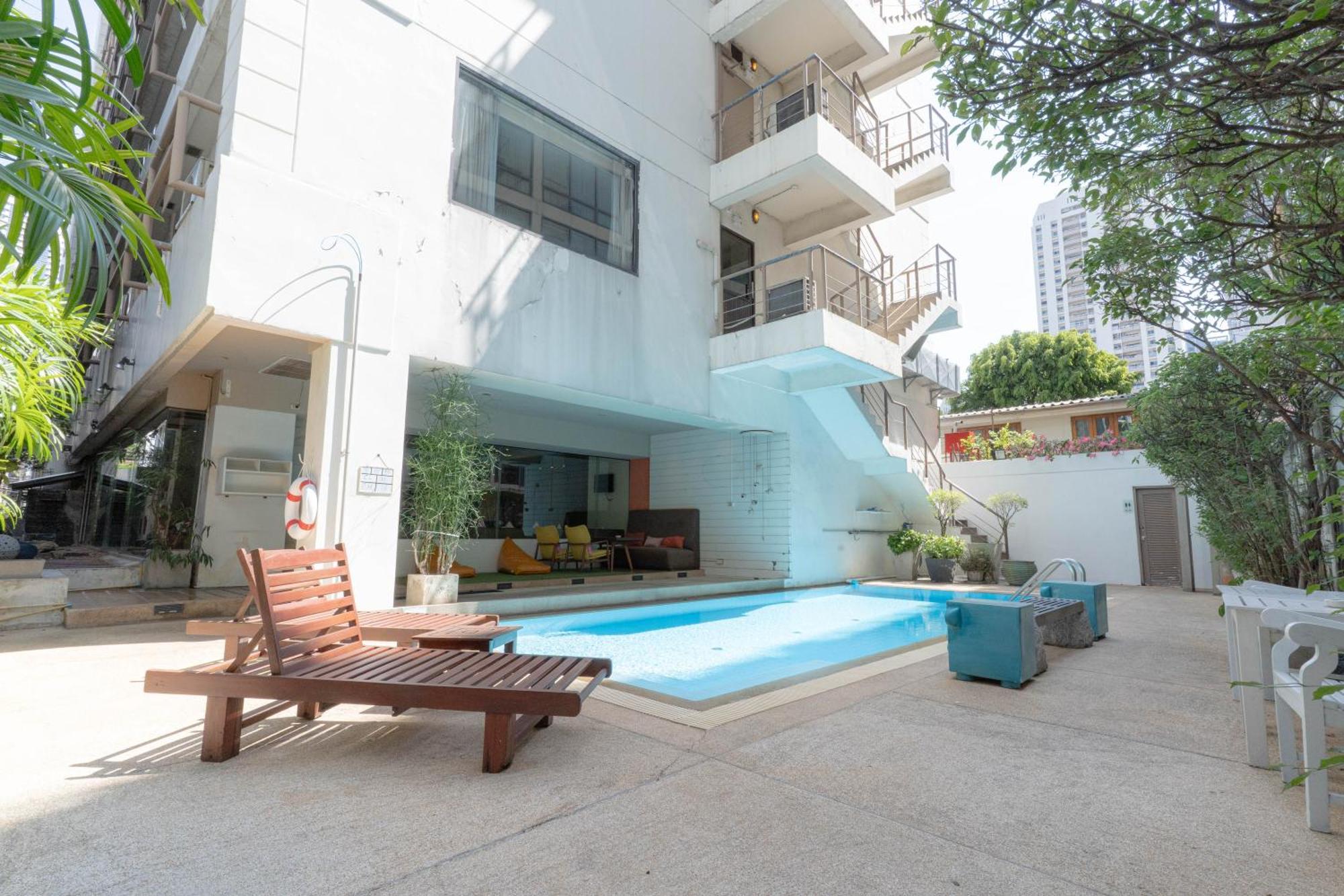 Journeyhub Sukhumvit 26, Bangkok - Formerly St James Hotel Exterior foto