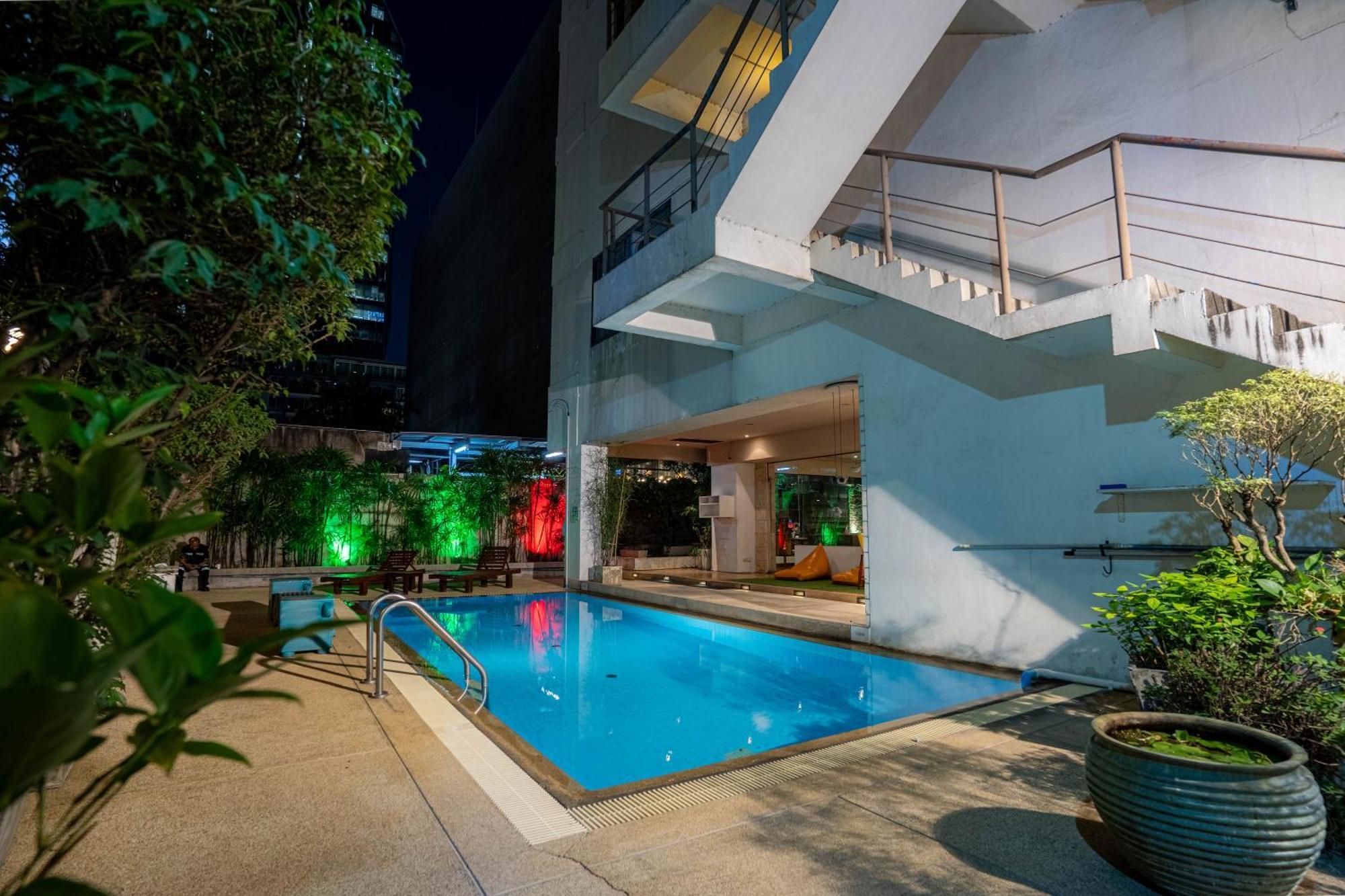 Journeyhub Sukhumvit 26, Bangkok - Formerly St James Hotel Exterior foto